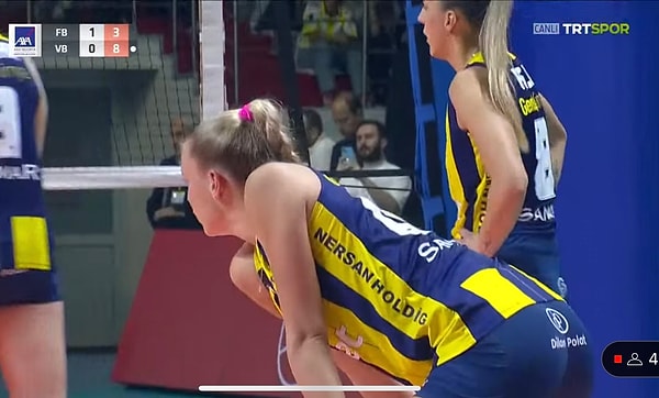 Fenerbahçe oyuncularının şortlarında Dilan Polat'ın markasına ait logonun yer alması ise dikkatlerden kaçmadı. Fenerbahçe oyuncularının şortlarında Dilan Polat'ın markasına ait logonun yer alması ise dikkatlerden kaçmadı.