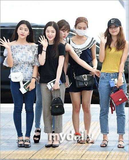Red Velvet havaalanında yaza uygun giyindi