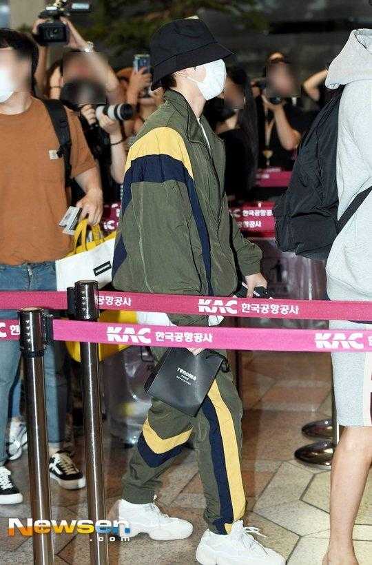 Baekhyun havaalanında sıcağa rağmen kapalı giyindi