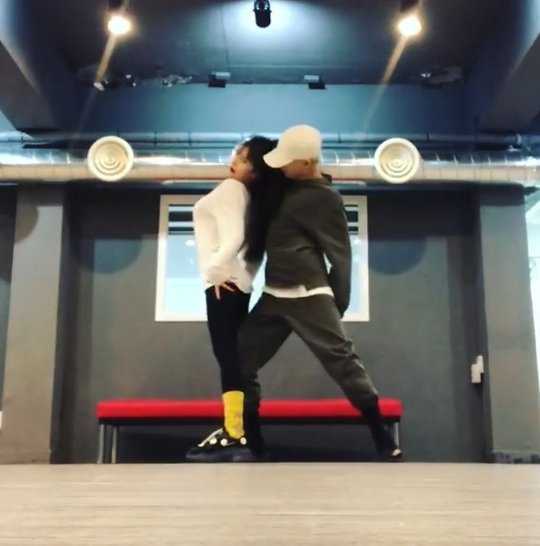 Hyuna ve E'Dawn seksi bir dans videosu paylaştı