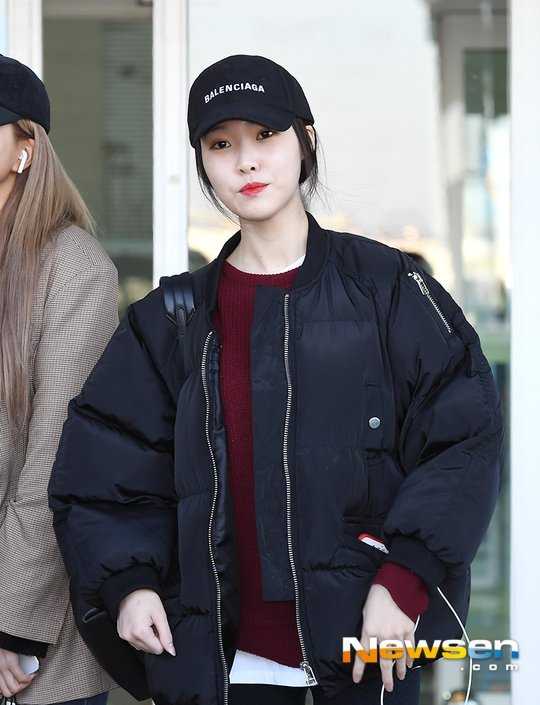 Yuju havaalanında soğuğa karşı sıkı giyindi