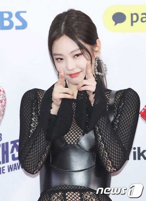 [THEQOO] Jennie'nin SBS Gayo'daki elbisesi karışık tepkiler aldı