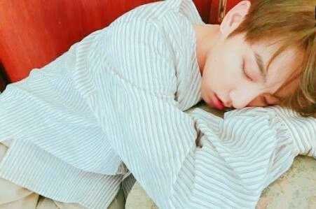 [PANN] Hyungları tarafından sürekli uyurken fotoğrafı çekilen Jungkook