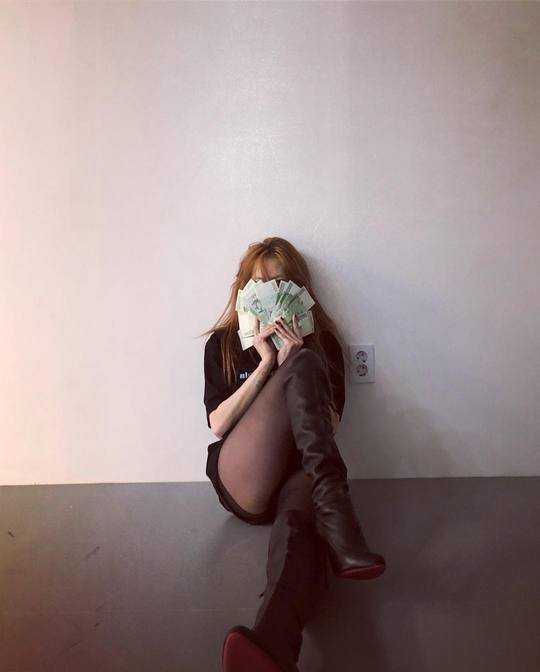 Hyuna 'genç ve zengin' olduğunu gösteren fotoğraflar attı