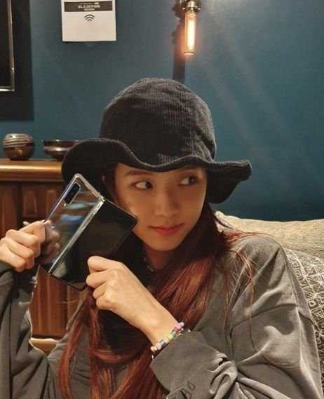 Samsung, Black Pink'e yeni model telefonunu hediye etti