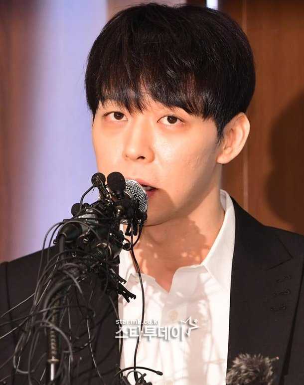 Park Yoochun basın toplantısı düzenleyip Hwang Hana'yı uyuşturucuya alıştıran ünlünün kendisi olmadığını açıkladı