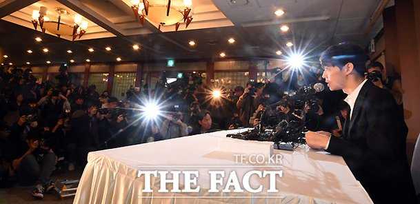 Park Yoochun basın toplantısı düzenleyip Hwang Hana'yı uyuşturucuya alıştıran ünlünün kendisi olmadığını açıkladı