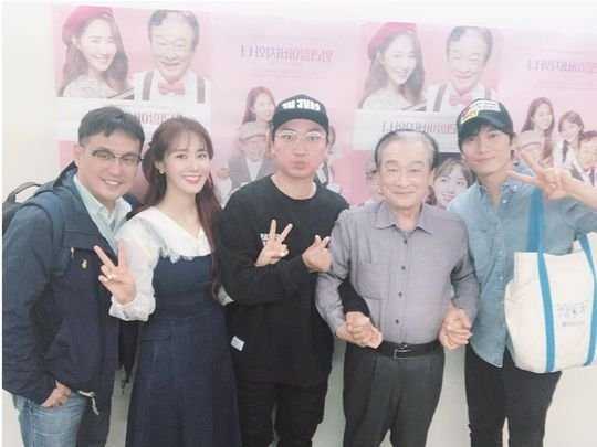 Ji Sung, Yuri'nin tiyatro şovunu ziyaret edip desteğini gösterdi