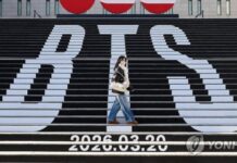 Vatandaşlar, BTS’in Gwanghwamun’daki konseri nedeniyle trafiğin kilitlenmesinden rahatsız