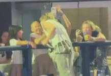 BTS Jimin küçük bir hayranına koşup onu yanağından öptü image