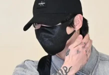 Jungkook havaalanında dövmeleriyle dikkat çekti image (4)